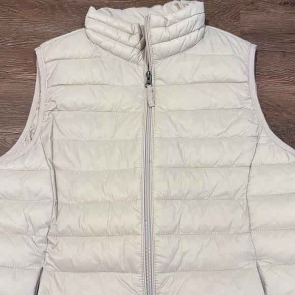 Amazon Essentials Water-Resistant Lightweight Packable Puffer Vest Bundle - Picture 3 of 10